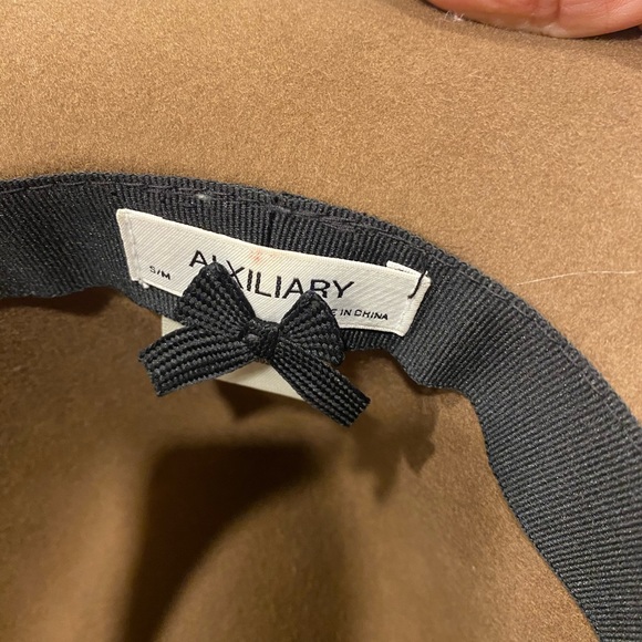 Beautiful hat bought from Aritzia - Picture 4 of 4